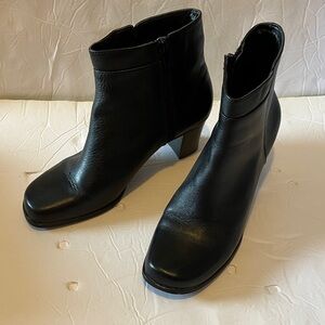 St. John Bay  black ankle boots Sz 8M